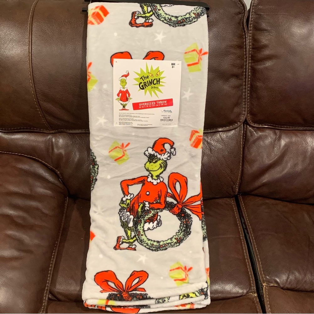 The Grinch with Wreath 50” x 70” Plush Christmas Throw Blanket Cindy Lou Who